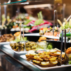 Buffet à volonté au bord de la mer en Martinique