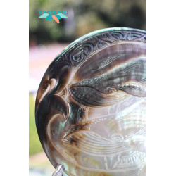 Carved Tahitian mother-of-pearl Whale | Polynesian Handicrafts Ventano