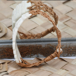 Bracelet Tiki – Artisanat Moorea en Os Gravé et Fibre de Coco