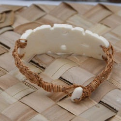 Bracelet Tiki – Artisanat Moorea en Os Gravé et Fibre de Coco