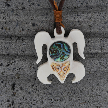 Turtle Necklace – Tahitian Handicraft in Bone and Abalone