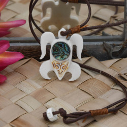 Turtle Necklace – Tahitian Handicraft in Bone and Abalone