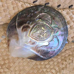 Sea Turtle Engraved Mother-of-Pearl - Polynesian Elegance | Ventanou