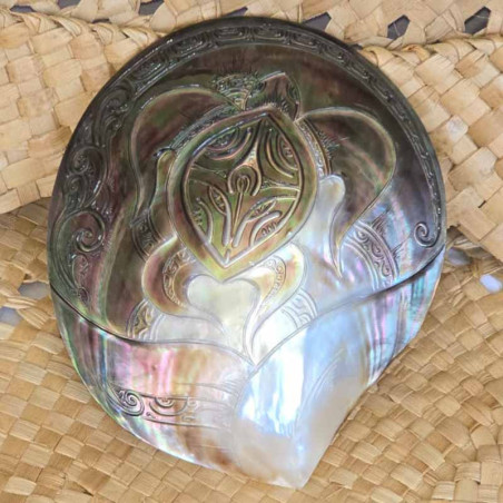 Sea Turtle Engraved Mother-of-Pearl - Polynesian Elegance | Ventanou