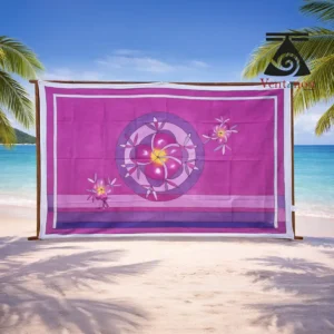 pareo-peint-a-la-main-voile-de-coton-violet-fleur-de-tiare Paréo tahitien Pū Moemoeā peint à la main, rosace polynésienne et fleurs de tiaré sur fond fuchsia violet, artisanat de Moorea