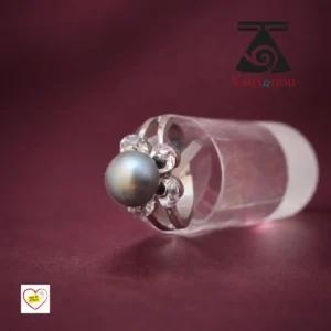 bague-fleur-tahitienne-perle-noire-de-tahiti Détail de la bague fleur de tiare avec perle, reflet doux et finition lumineuse