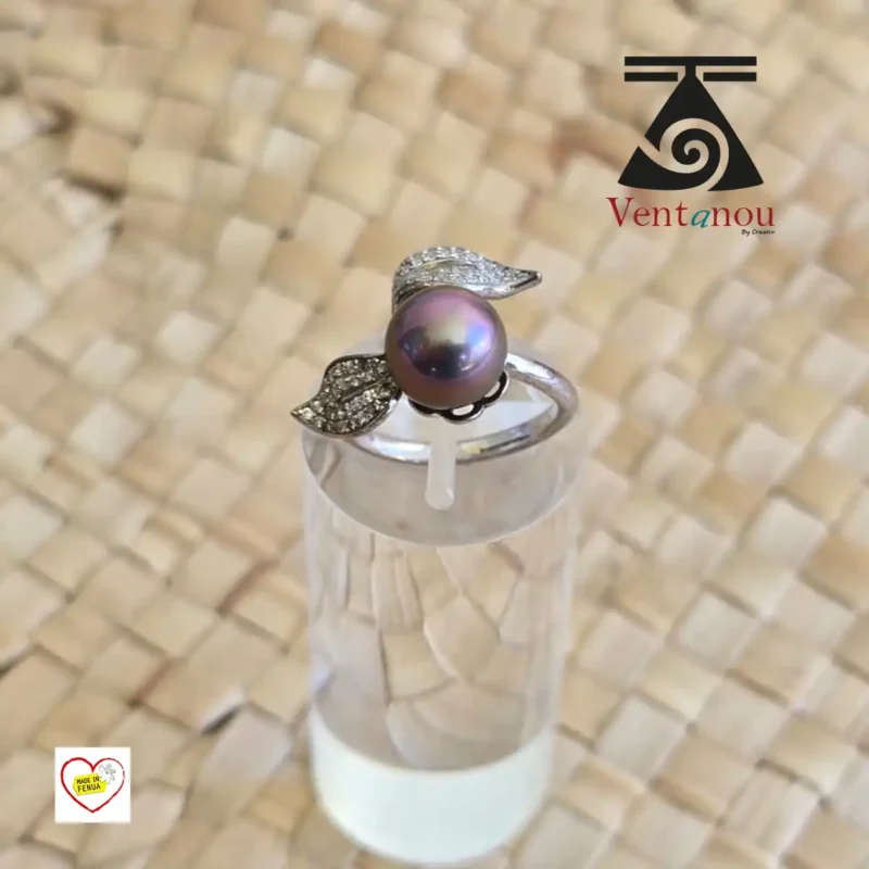 bague-polynesienne-feuille-et-perle Bague en argent avec feuille, zirconium et perle noire de Polynésie française
