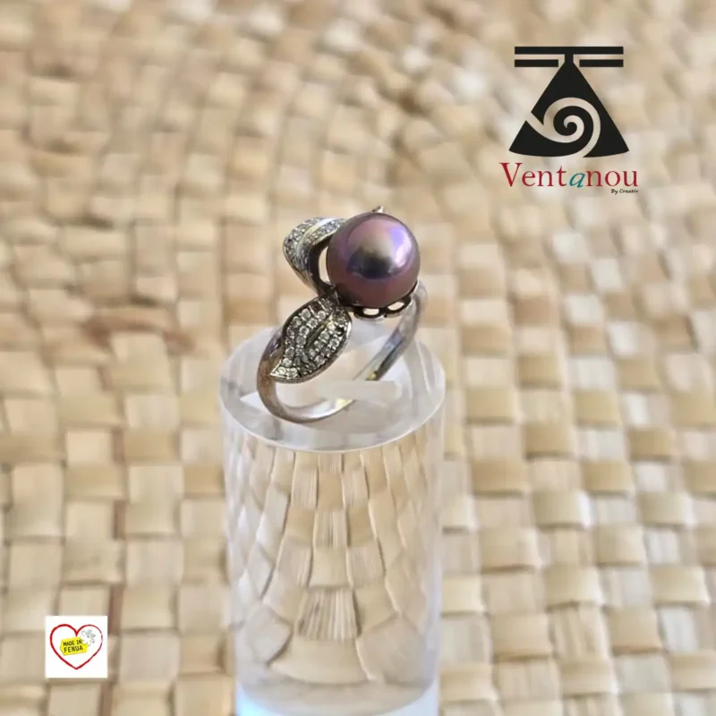 bague-polynesienne-feuille-et-perle-noire Vue de dessus de la bague fleur en argent 925 avec perle noire et zirconiums