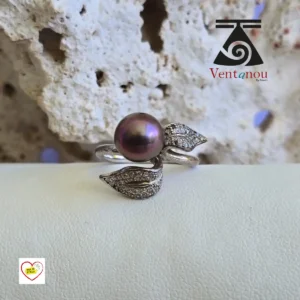 bague-polynesienne-feuille-et-perle-noire-de-tahiti Détail de la bague argent 925, perle noire catégorie A et éclat zirconium