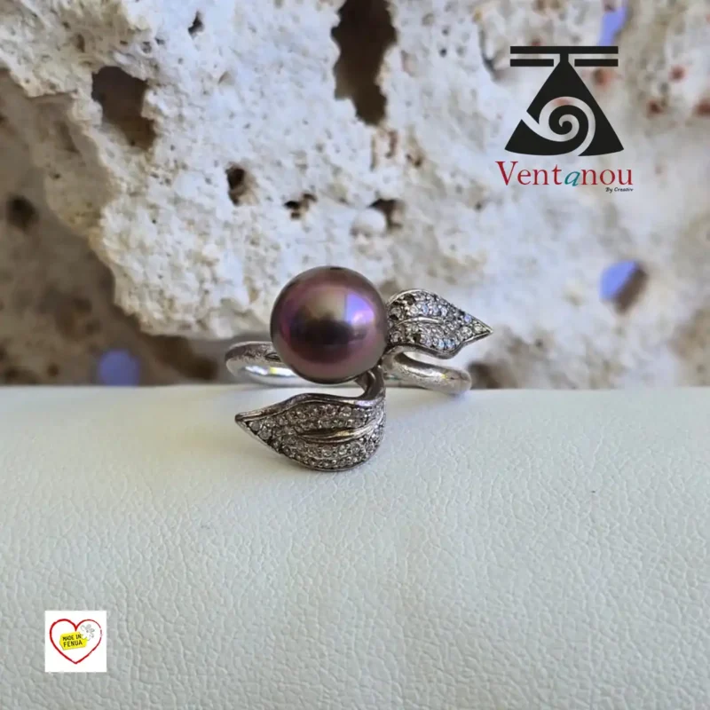 bague-polynesienne-feuille-et-perle-noire-de-tahiti Détail de la bague argent 925, perle noire catégorie A et éclat zirconium