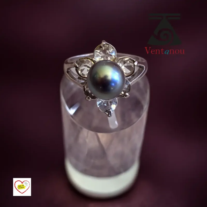 bague-polynesienne-pour-femme-fleur-et-perle Bague fleur tahitienne perle noire et cristaux sur monture en inox - Bague fleur tahitienne perle noire cristaux.
