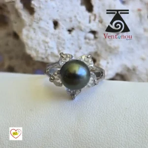bague-polynesienne-pour-femme-fleur-et-perle-noire Bague Fleur Tahitienne Perle Noire & Cristaux