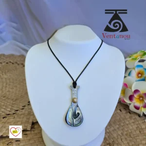 collier-homme-hameçon-et-perle Collier hameçon polynésien en nacre de Moorea avec perle noire, cordon en coton enduit -Collier hameçon polynésien nacre et perle
