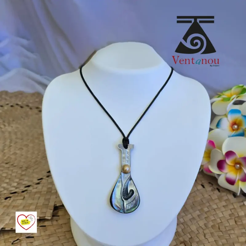 collier-homme-hameçon-et-perle Collier hameçon polynésien en nacre de Moorea avec perle noire, cordon en coton enduit -Collier hameçon polynésien nacre et perle