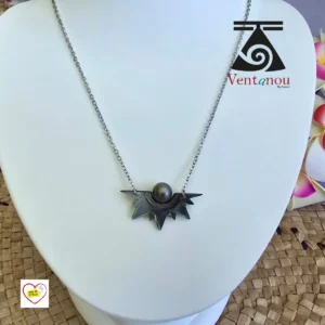 collier-polynesien-pour-femme-en-nacre-demi-lune-et-perle-noire Collier Polynésien pour femme en nacre et perle demi lune. Collier Perle Noire de Bora Bora