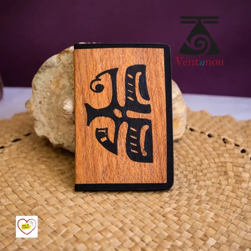 porte-passeport-tahiti-ua-pou Porte passeport Polynésien en Tapa décoré symbole polynésien -'Etua