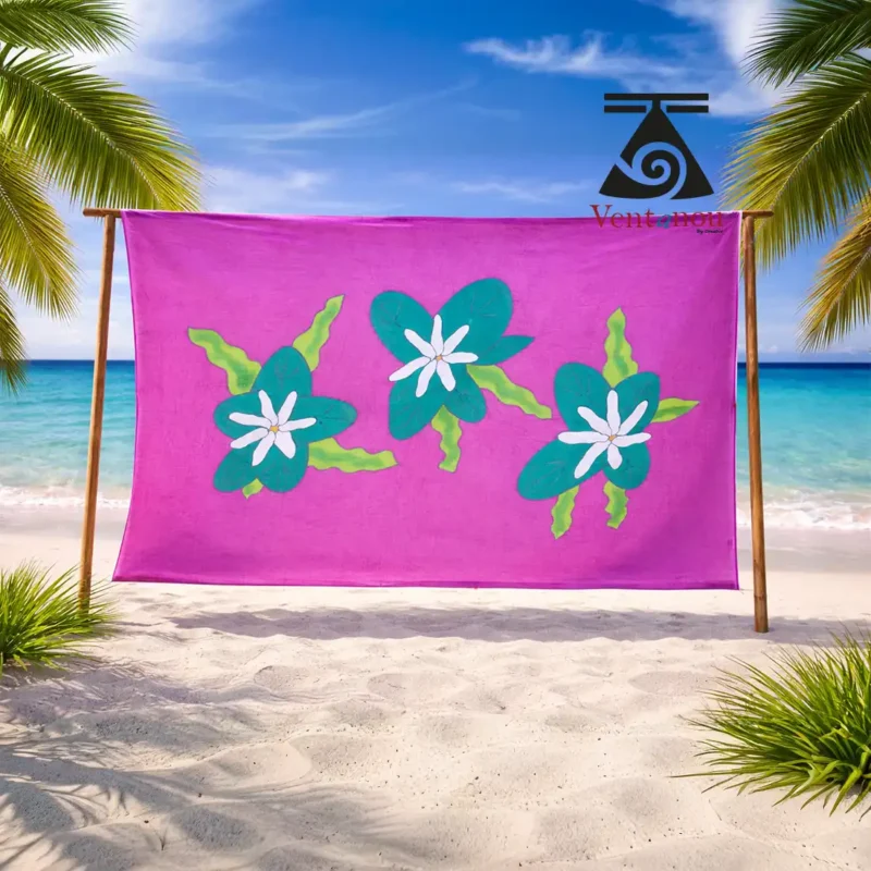 pareo-tahitien-toru-tiare-peint-main Paréo tahitien Toru Tiaré peint à la main – trois tiaré turquoise sur fond rose fuchsia, feuilles vertes, artisanat de Moorea