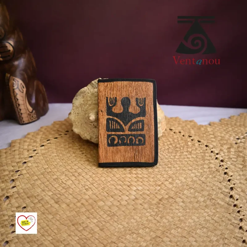 porte-passeport-en-tapa-tiki-marquisien Porte passeport Polynésien en Tapa décoré symbole polynésien - Tiki