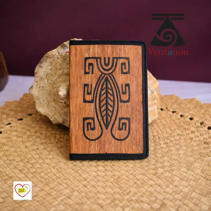 porte-passeport-polynesien Porte passeport Polynésien en Tapa décoré symbole polynésien -Mo'o