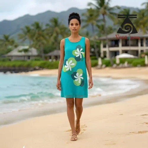robe-polynesienne-turquoise-peinte-main-fleurie Robe sans manches fleurs tiare bleu turquoise portée sur la plage, avec motif floral peint à la main.