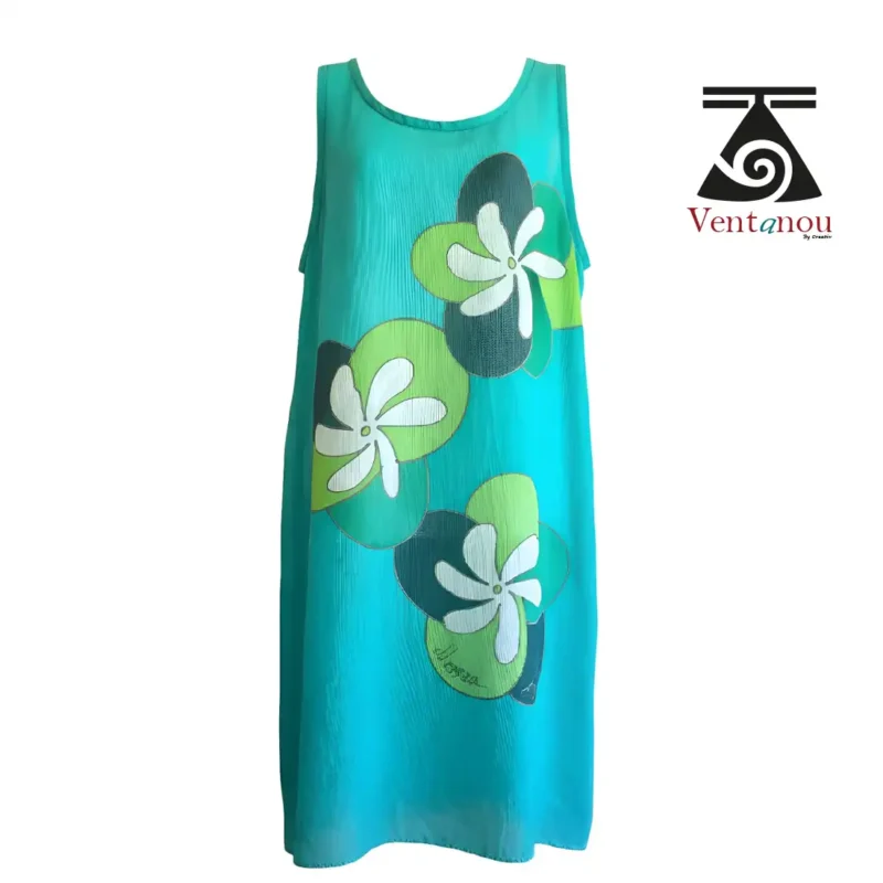 robe-polynesienne-turquoise-voile-coton-plage Robe polynésienne turquoise sans manches en voile de coton, avec grand décor floral peint à la main.