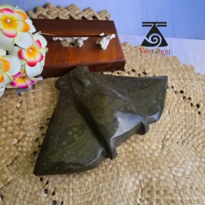 sculpture-en-pierre-fleurie-raie-manta Te ke'a pua raie manta, roche volcanique rare de Ua-Pou Polynésie française
