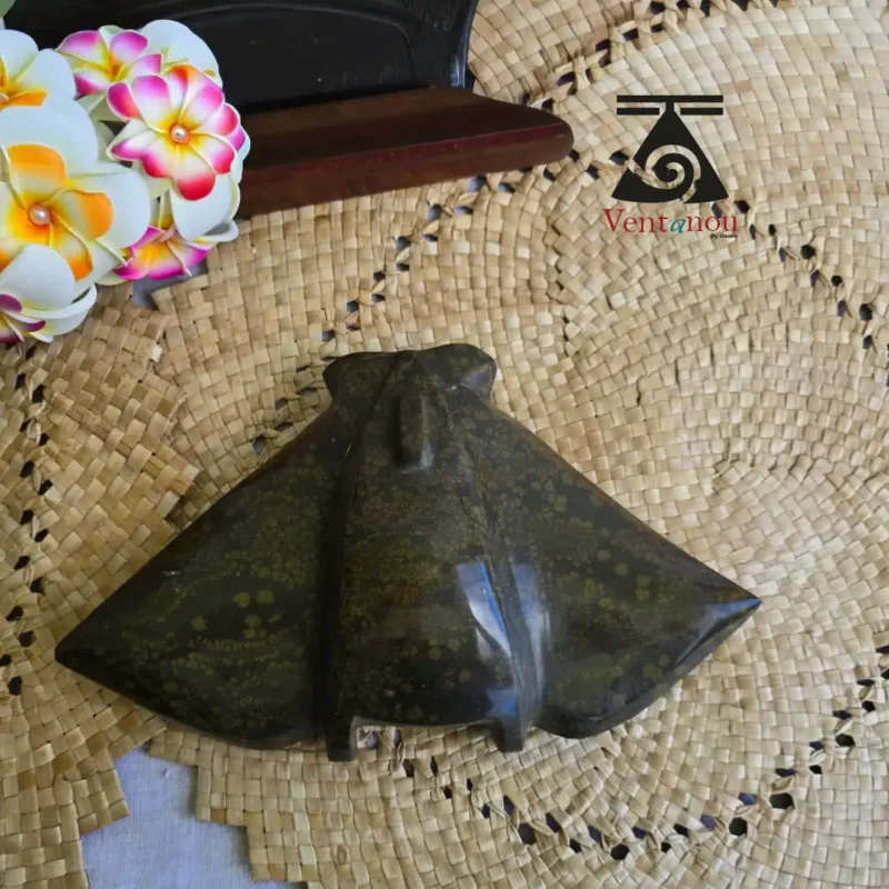 sculpture-raie-manta-en-pierre-fleurie Raie manta taillée dans la phonolite à grenats des îles Marquises