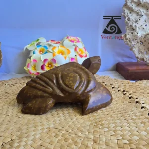 tortue-pierre-fleurie-tiki Sculpture tortue polynésienne en pierre volcanique des Marquises, profil droit