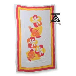 pareo-tahitien-blanc-fleurs-rouge-orange-jaune-peint-main Paréo tahitien blanc fleurs rouge orange jaune porté en robe sur la plage