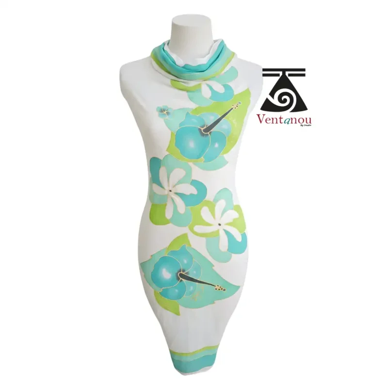 pareo-tahitien-bleu-vert-lagon-fleurs-porte-robe Paréo tahitien blanc bleu vert lagon peint à la main avec fleurs tropicales