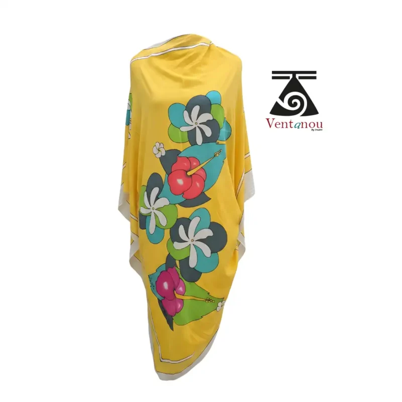 pareo-tahitien-jaune-fleurs-tropicales-porte-robe Paréo à fleurs tiare et hibiscus porté en robe sur la plage en Polynésie