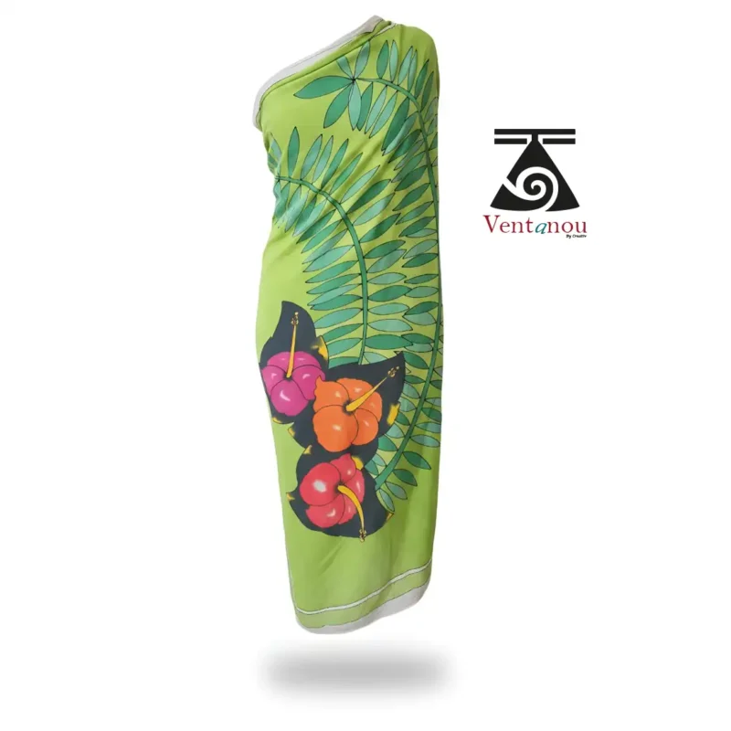 pareo-tahitien-vert-feuilles-tropicales-hibiscus-porte Paréo à feuillage tropical vert et hibiscus porté en robe sur la plage