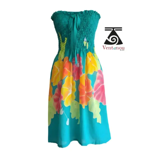 robe-femme-bustier-vert-lagon-fleurs-tropicales-ete. robe bustier été vert lagon avec fleurs tropicales portée en tenue d’été