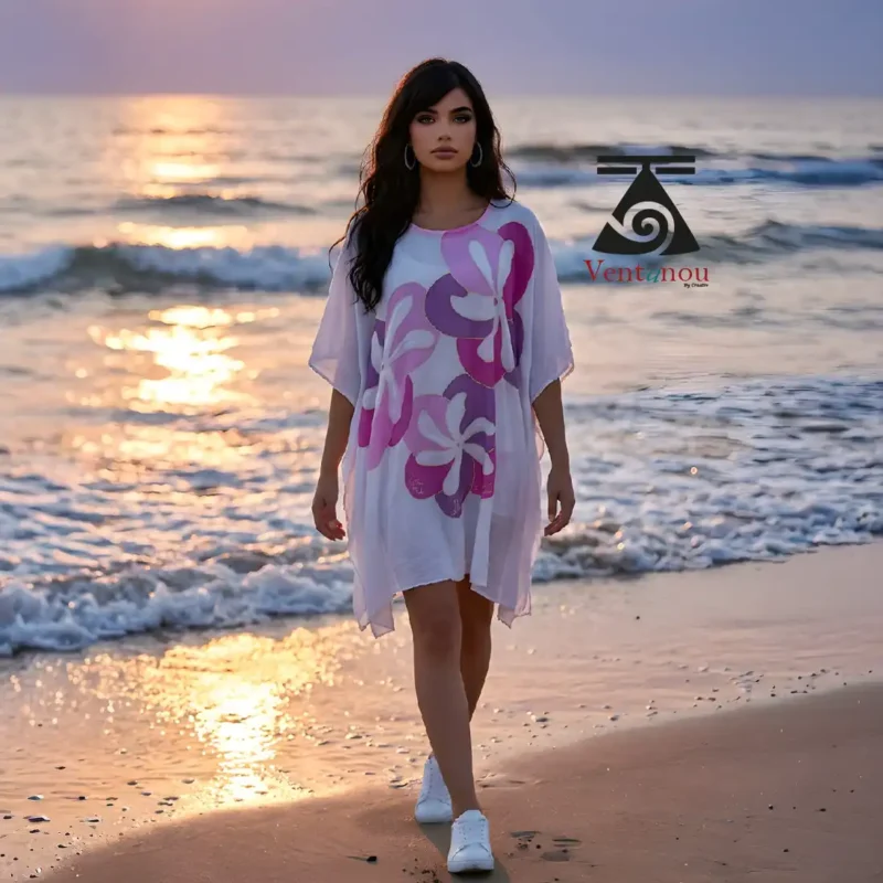 robe-plage-femme-blanc-rose-fleurs-tiare-porte-plage Robe de plage blanche fleurs tiare peinte à la main à Moorea portée au bord de mer