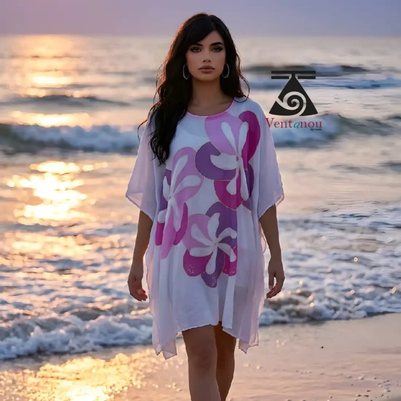 robe-plage-femme-fluide-blanc-rose-violet-fleurs-tiare Robe fluide à fleurs tiare portée sur la plage en tenue légère d’été