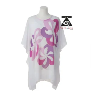 robe-plage-femme-fluide-fleurs-tiare-porte-bord-mer Détail d’une robe plage fluide avec motif fleurs tiare pour l’été