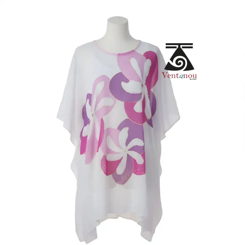 robe-plage-femme-fluide-fleurs-tiare-porte-bord-mer Détail d’une robe plage fluide avec motif fleurs tiare pour l’été
