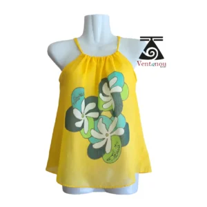 top-femme-jaune-bretelles-fleurs-tiare-ete Top jaune à bretelles avec fleurs tiare porté en tenue d’été sur la plage