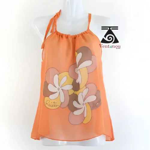 top-femme-orange-bretelles-fleurs-tiare-ete top tahitien orange fleurs tiare porté en tenue d’été sur la plage