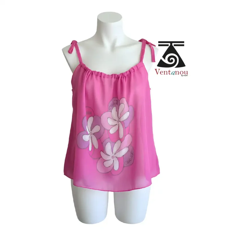 top-femme-rose-bretelles-fleurs-tiare-ete top tahitien rose fleurs tiare à bretelles porté en tenue d’été