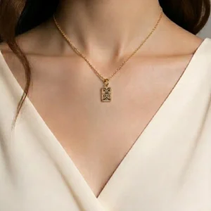 pendentif-polynesien-en-or-et-nacre-tiki-protecteur Pendentif polynésien pour homme et femme - Tiki en or et nacre