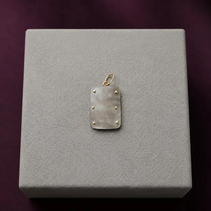 pendentif-tiki-polynesien-en-or-18k-et-agate-face Pendentif polynésien Tiki en or et nacre